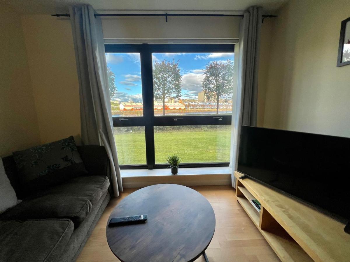 2 Bedroom - River Clyde Home - Parking グラスゴー エクステリア 写真